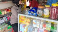 Bhabinkamtimas Polsek Kota Kisaran Polres Asahan Briptu Linda Siregar Monitoring Kelangkaan Minyak Goreng di Grosir