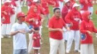 Hijauan Rumput Lapangan Sumpang Binangae Tertutupi Ribuan Merah Putih Berkibar dalam Acara Senam Massal Gelora Merah Putih