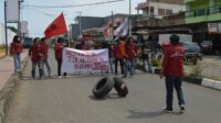 Tolak Kenaikan Harga BBM Mahasiswa Bulukumba Blokir Jalan dan Bakar Ban.