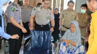 Wujud Kepedulian pada Masyarakat Yang Sakit dan Kurang Mampu, Tim Polda Sulbar dan Kapolres Mamuju Tengah Berikan Bantuan
