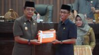 Wakil Bupati Aska Mappe Serahkan Ranperda Perubahan Anggaran Ta 2022 di Sidang Paripurna DPRD Barru