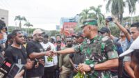 Danrem 172/PWY Berbagi Pinang Di Tengah Demo Happy Di Papua