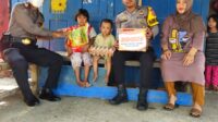 Aksi Sosial Kapolsek Topoyo Berikan Bantuan pada Bocah Miskin di Mamuju Tengah