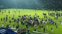 Laga Arema FC vs Persebaya Terjadi Kerusuhan, Sebanyak 127 Orang Tewas. Diantaranya 2 Anggota Polisi