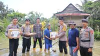 Peduli Masyarakat Terdampak Banjir, Polres Mamuju Tengah Salurkan Bansos