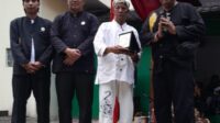 Ketua KWS Korwil Tasikmalaya berikan penghargaan pada Ketua Ngabako Saamparan sebagai bentuk Apresiasi.