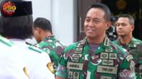 Panglima TNI Terima Kunjungan 68 Paskibraka yang bertugas di Istana Negara saat HUT RI Kemerdekaan ke-77 di Subden Merdeka Barat Denma Mabes TNI.
