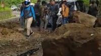 Tebing Cadas Pangeran Ambrol 2 mobil Tertimpa batu besar dan Batu besar belum dievakuasi