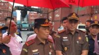 Luar Biasa Kajati Kalbar Dr. Mashudy Pimpin Langsung Pengecekan 14 Kontainer di Pelabuhan Pontianak