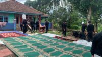 Polri Gelar Salat Jumat dan Salat Gaib Berjamaah di Lokasi Gempa Cianjur