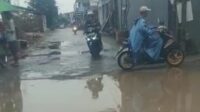 Lelah Menunggu Pemda Perbaiki Jalan Pasar Rengas, Warga Wanasari-Wanajaya Cibitung Kab. Bekasi Jawa Barat Galang Dana.