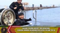 Kasad Terima Brevet Hiu Kencana Sebagai Warga Kehormatan Kapal Selam TNI AL