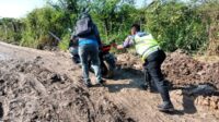 Jalan Licin, Anggota Unit Lantas Polsek Benda Polres Metro Tangerang Kota Bantu Warga Dorong Motor