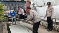 Wujudkan Kepedulian! Polsek Cibuaya Bantu Pembangunan Rumah Mak Onah yang Roboh Akibat Angin Kencang