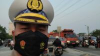 Personel Sat Lantas Jakarta Barat Bersihkan kerikil Tumpahan Kendaraan Molen Dijalanan sekitar TL Grogol Jakarta Barat