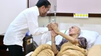Presiden Jokowi Jenguk Wakil Presiden ke-6 RI Try Sutrisno, yang di rawat di RSPAD Gatsu, Jakarta