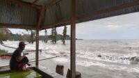 Rumah Warga Terancam Tergerus Ombak Akibat Cuaca Buruk