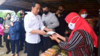 Presiden Jokowi Serahkan Bantuan Sosial kepada Pedagang di Pasar Sila