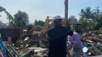 SAT BRIMOB POLDA JABAR Bersihkan Puing-puing Rumah Masyarakat CUGENANG Pasca Gempa Cianjur