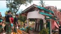 Puluhan Prajurit Yonif R 300/Bjw Diterjukan Bersihkan Puing Bangunan Pasca Gempa Cianjur