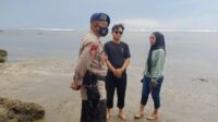 Anggota Sat Polairud Polres Sukabumi Himbau kepada Para Wisatawan pantai Agar selalu berhati hati saat berenang