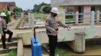 Personil Sat Brimob Polda Jabar Rutin Pantau Pintu Air, Antisipasi Banjir
