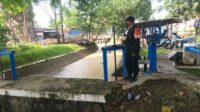Turun langsung ke Lokasi, Tim SAR SAT BRIMOB POLDA JABAR Bekerjasama dengan Babinsa cek Pintu Saluran Air di Cirebon
