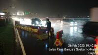 Personel Polresta Bandara Soekarno Hatta Cek Water Barrier yang Tergeser Karena Hujan