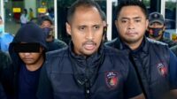 Diduga Debt collector yang melawan Polisi  Ditangkap di Labuhanbatu, Sumatera Utara, Erick Johnson Simangunsong, tiba di Polda Metro Jaya.