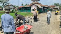 Bhabinkamtibmas Sukajadi Bersama Kades Monitoring Pembangunan Irigasi Kampung Mekarsari
