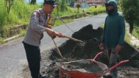 Bhabinkamtibmas Desa Cikadu Kec. Cisayong Monitoring Pembangunan jalan amblas di Desa Cikadu, Kab. Tasikmalaya