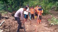 BHABINKAMTIBMAS Gotong – Royong bersihkan  Jalan Umum