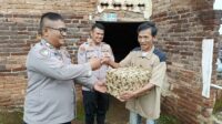 Kabid Humas Polda Jabar : Bulan Ramadhan Penuh Barokah, Polisi Bagikan Sembako Kepada Masyarakat Kurang Mampu