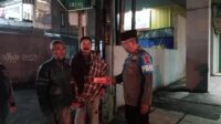 Kabid Humas Polda Jabar : Polisi Kembali Bagi – Bagi Nasi Kotak Kepada Tukang Ojeg, Pemulung Dan Gelandangan Saat Sahur