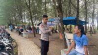 Briptu Miftahul Khoer Giat Patroli di Objek Wisata Pantai Pangkalan, Wilayah Hukum Polsek Cikalong.