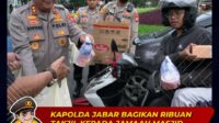KAPOLDA JABAR Bagikan Ribuan TAKJIL pada Jama’ah Mesjid LAUTZE dan  Pengguna Jalan di Bandung