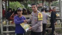 Kapolres Pasangkayu Turun ke Desa Bagikan Bansos Ramadhan pada Warganya.