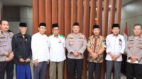 Kapolres Barru Dodik Susianto Menyerahkan Sejumlah Zakat Dari 350 Personel Polres ke Baznas Barru