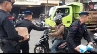 Berkah Bulan Ramadhan SAT BRIMOB POLDA JABAR Bagikan TAKJIL untuk Pengendara yang Melintas di Jalan raya