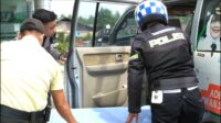 Kabid Humas Polda Jabar : Polisi Bantu Kawal Pasien Penderita Sakit Paru, saat sedang di Berlakukan One Way