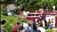 Jajaran Personel Polres Slawi, Evakuasi Korban Kecelakaan Bus Pariwisata di Kawasan Objek Wisata Guci, Kec.Bojong, Kab. Tegal, Jateng