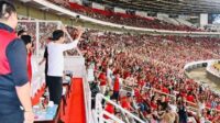 Tiba di GBK, Presiden Disambut Ketum PSSI