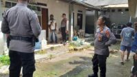 Polsek Kutsel cek TKP orang meninggal dalam kontrakan.