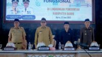 Bupati Serahkan SK Penyuluh Lingkup Pertanian Di Baruga Singkeru Adae Rujab Bupati Barru