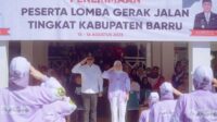 Semarak HUT Kemerdekaan RI ke-78, Peserta Gerak Jalan Meramaikan Halaman Kantor Bupati Barru Saat Penerimaan Peserta