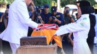 Sejumlah Pejabat Polda Aceh Hadiri Upacara Penurunan Bendera Merah Putih Hut ke-78 Kemerdekaan RI di Lapangan Kantor Gubernur Aceh, Banda Aceh,