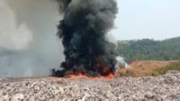 Kebakaran Lahap Habis  Sampah di Tempat Pembuangan Akhir (TPA)  Sarimukti, Cipatat, Kabupaten Bandung Barat.