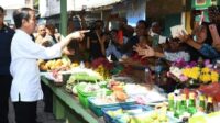 Presiden Jokowi Tinjau Harga Kebutuhan Pokok di Pasar Brahrang