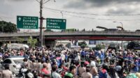 Ribuan Buruh Memadati Ruas Jalan Padalarang, Gerbang Tol Padalarang, Bandung Barat Bergerak Menuju Gedung Sate, Provinsi Jabar.