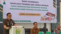 Sekda Abustan Pimpin Rakoord Stabilisasi Pasokan Harga Pangan Pengendalian Inflasi di Aula Bappelitbangda Pemda Barru